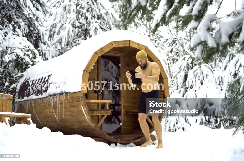 按摩师正在进行肩颈按摩